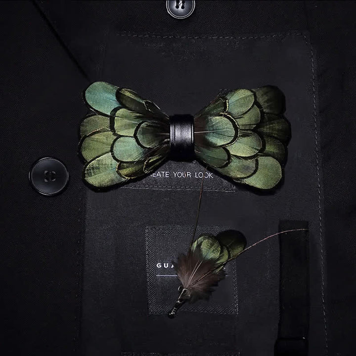 Pajarita clásica con plumas en verde oliva oscuro para niños con prendedor de solapa
