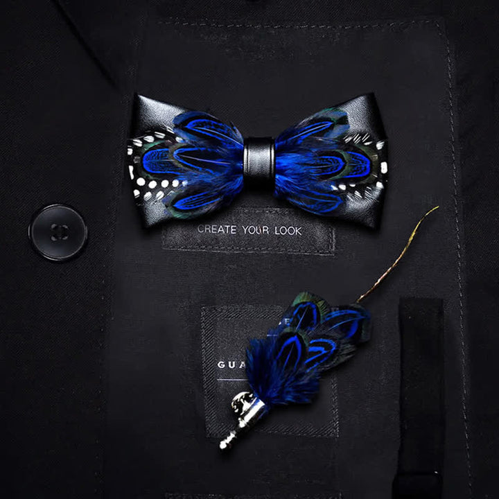 Pajarita infantil con plumas y lunares blancos en azul oscuro y broche de solapa