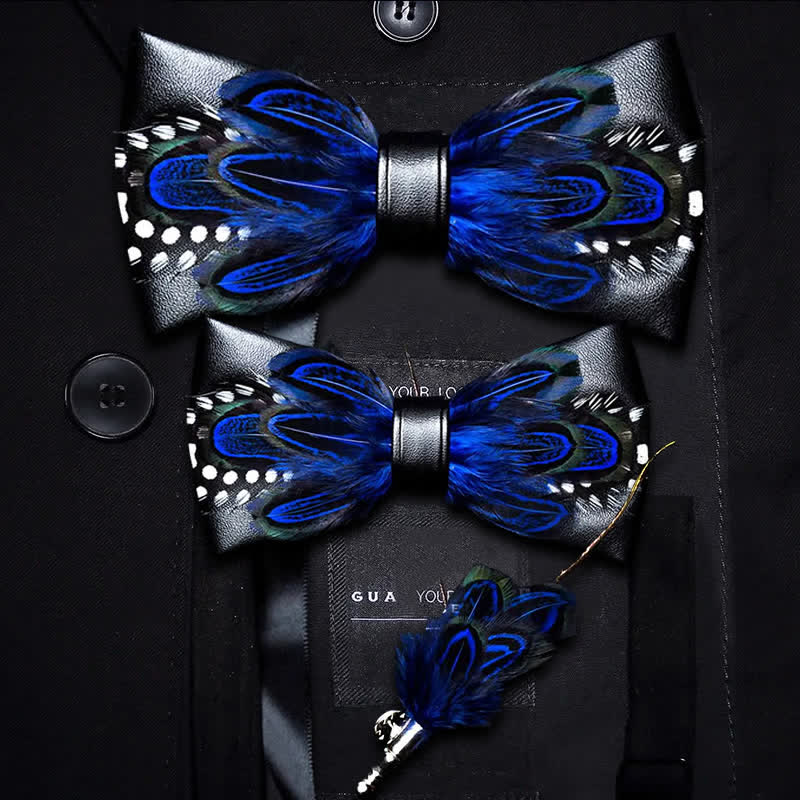 Pajarita infantil con plumas y lunares blancos en azul oscuro y broche de solapa