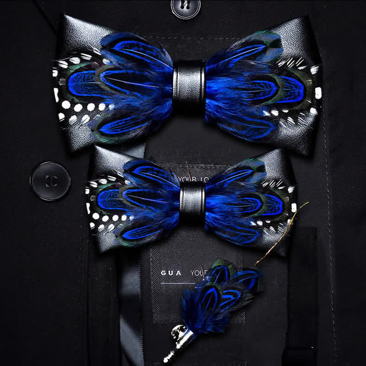 Pajarita infantil con plumas y lunares blancos en azul oscuro y broche de solapa