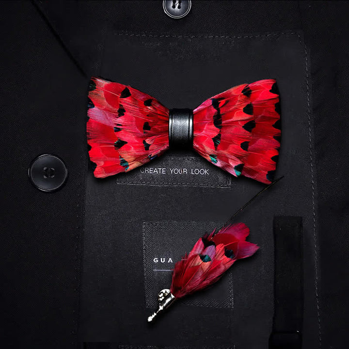Pajarita con plumas de cola de pinzón rojo para niños con prendedor de solapa