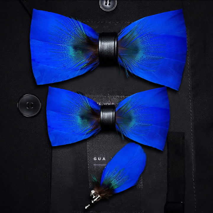 Pajarita de plumas de pavo real azul Oxford para niños con prendedor de solapa