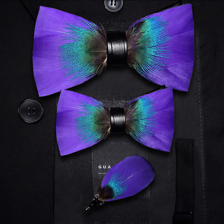 Pajarita con plumas violetas y verde azulado y prendedor de solapa de la colección Royalty para niños