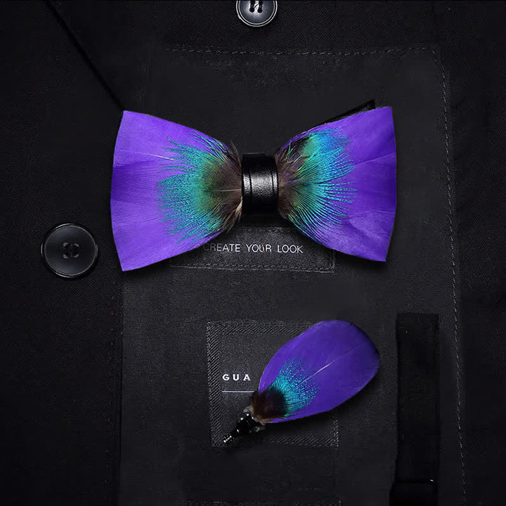 Pajarita con plumas violetas y verde azulado y prendedor de solapa de la colección Royalty para niños