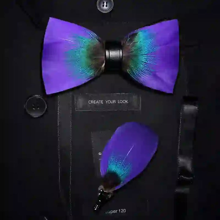 Pajarita con plumas violetas y verde azulado y prendedor de solapa de la colección Royalty para niños