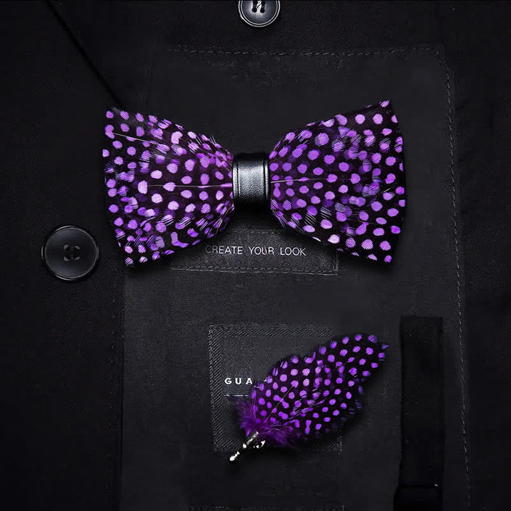 Pajarita de plumas con lunares blancos violeta oscuro para niños con broche de solapa