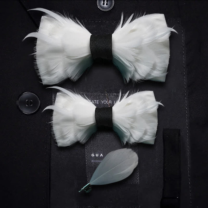Pajarita elegante de plumas blancas y negras para niños con prendedor de solapa