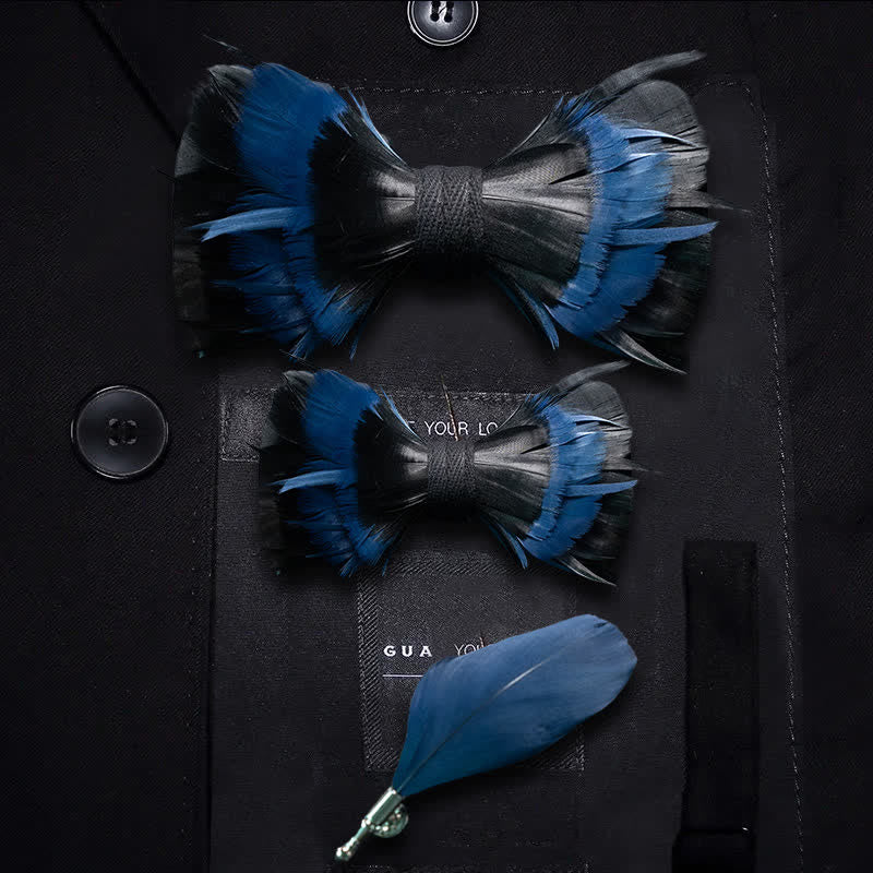 Pajarita infantil con plumas en azul medianoche y negro y broche de solapa