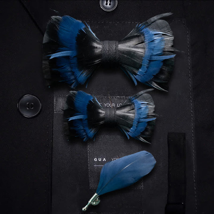 Pajarita infantil con plumas en azul medianoche y negro y broche de solapa