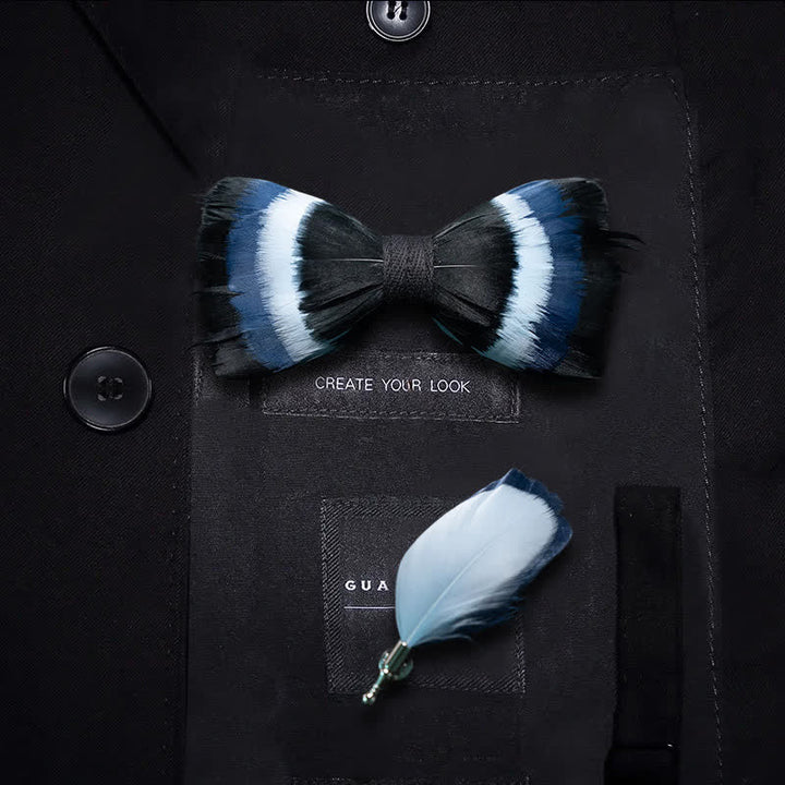 Pajarita infantil con plumas negras y azules y broche de solapa