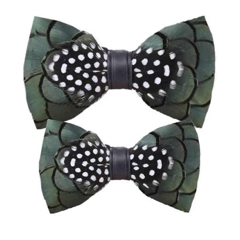 Pajarita elegante de plumas verde oscuro para niños con prendedor de solapa