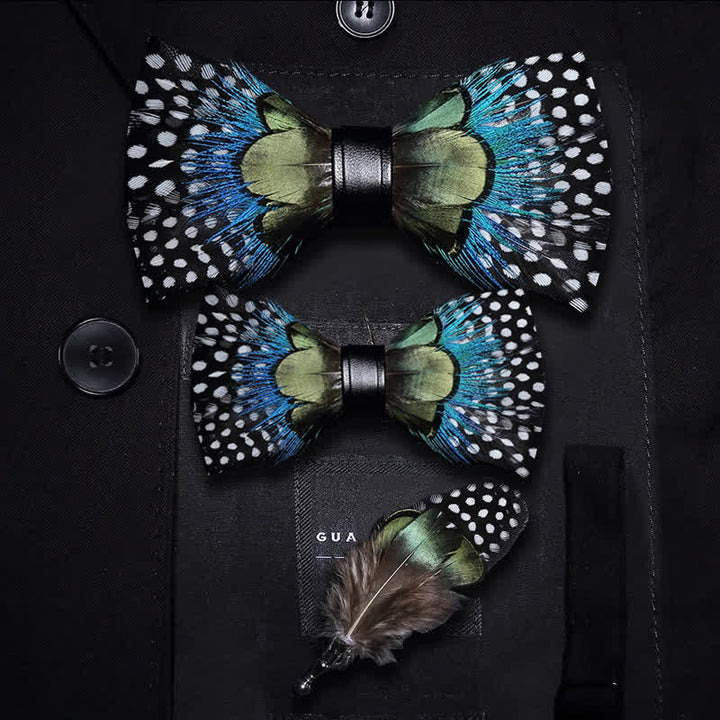 Pajarita de plumas con lunares verdes y azules para niños con prendedor de solapa