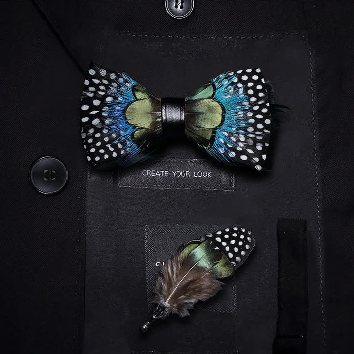 Pajarita de plumas con lunares verdes y azules para niños con prendedor de solapa