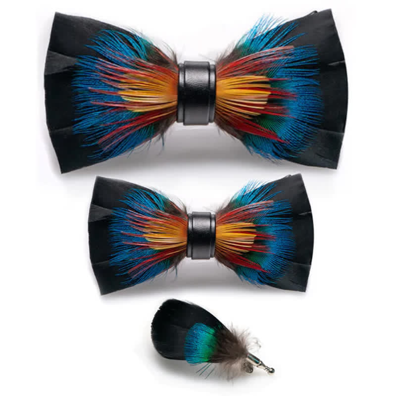 Pajarita infantil con plumas y prendedor de solapa en color negro y multicolor