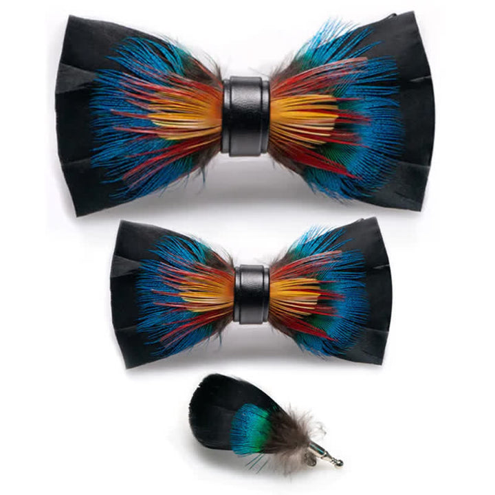 Pajarita infantil con plumas y prendedor de solapa en color negro y multicolor