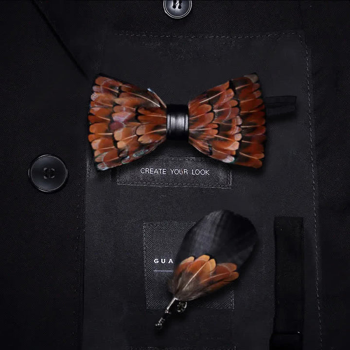 Pajarita de plumas con ribete marrón y negro para niños y broche de solapa