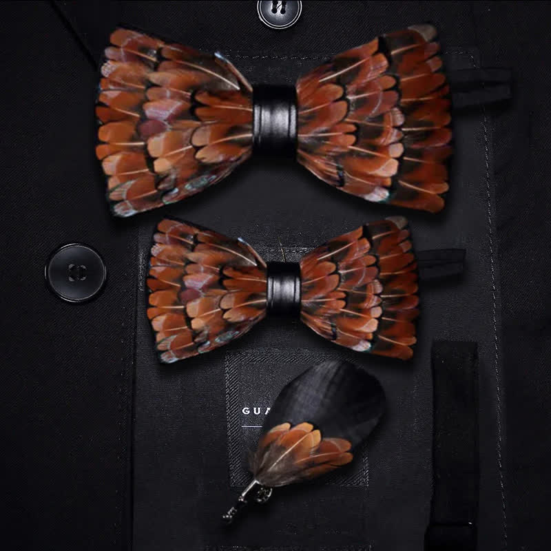 Pajarita de plumas con ribete marrón y negro para niños y broche de solapa