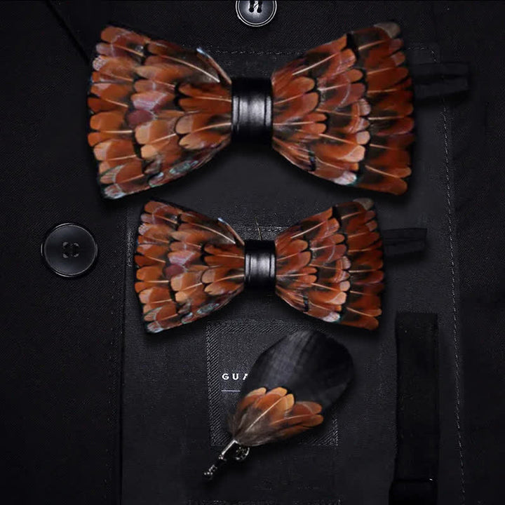 Pajarita de plumas con ribete marrón y negro para niños y broche de solapa