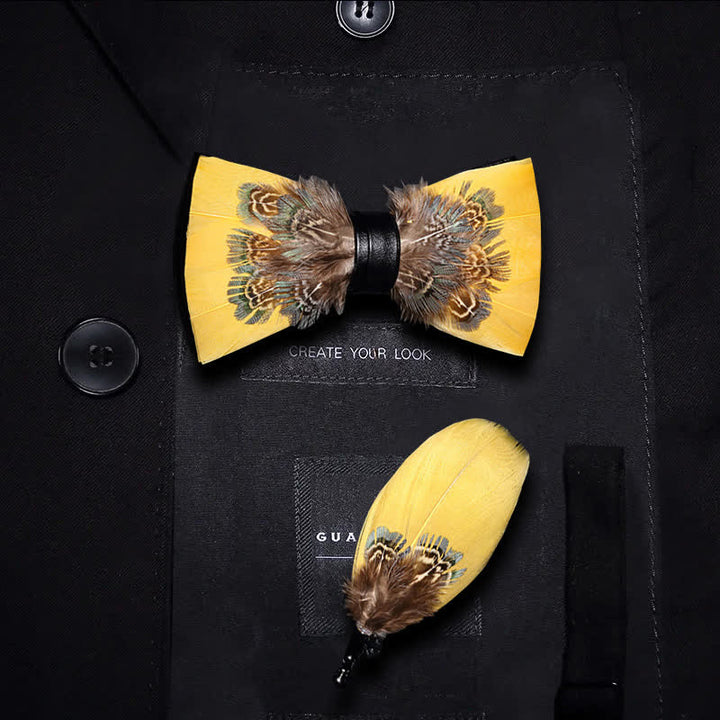 Pajarita infantil con plumas de faisán amarillas y marrones y broche de solapa