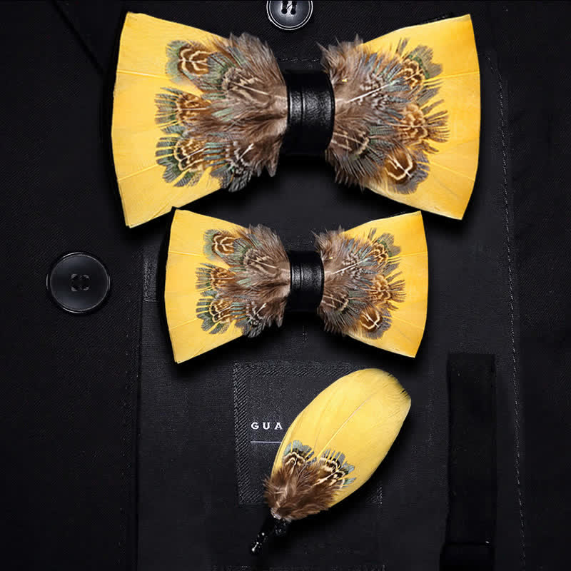 Pajarita infantil con plumas de faisán amarillas y marrones y broche de solapa