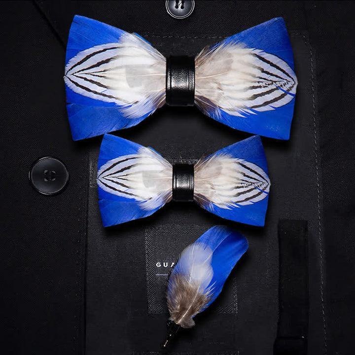 Pajarita con plumas azules y blancas Freedom para niños con prendedor de solapa