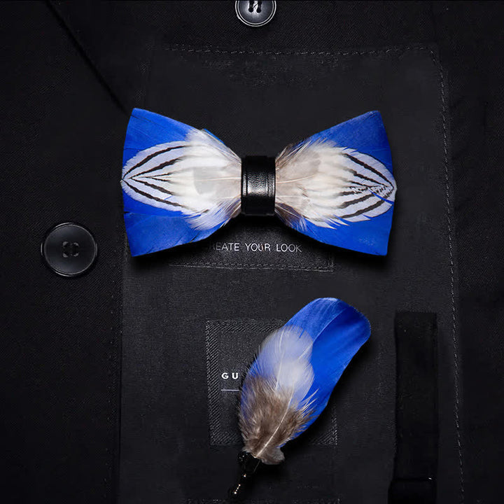 Pajarita con plumas azules y blancas Freedom para niños con prendedor de solapa