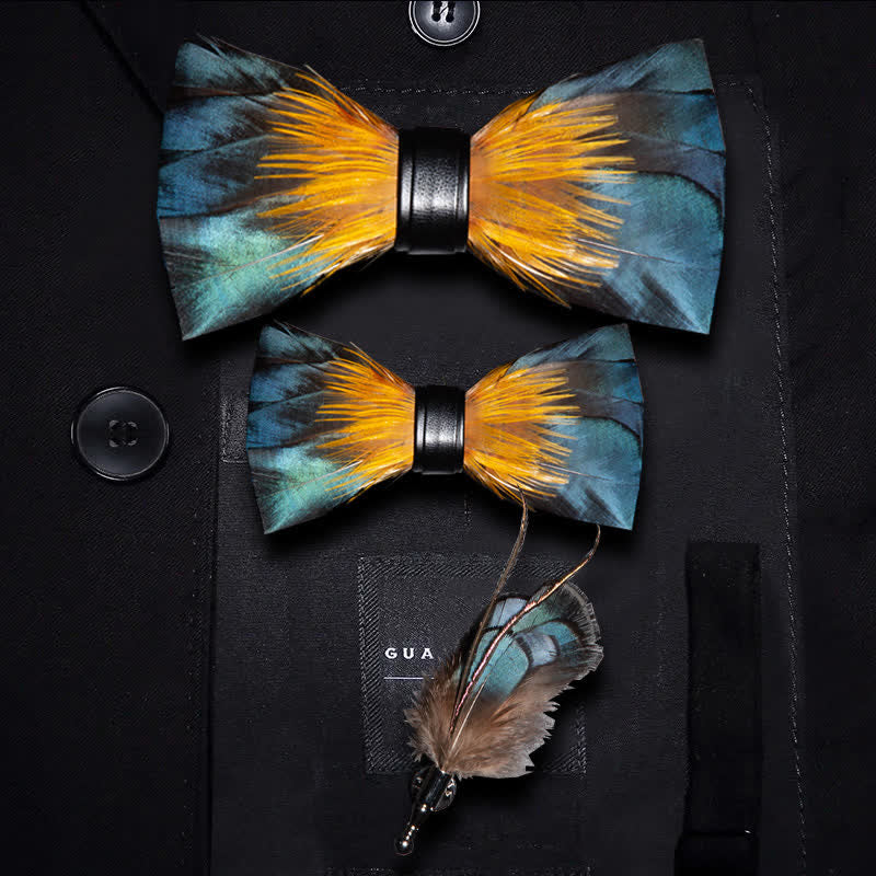 Pajarita infantil con plumas de martín pescador en verde bosque y amarillo y broche de solapa