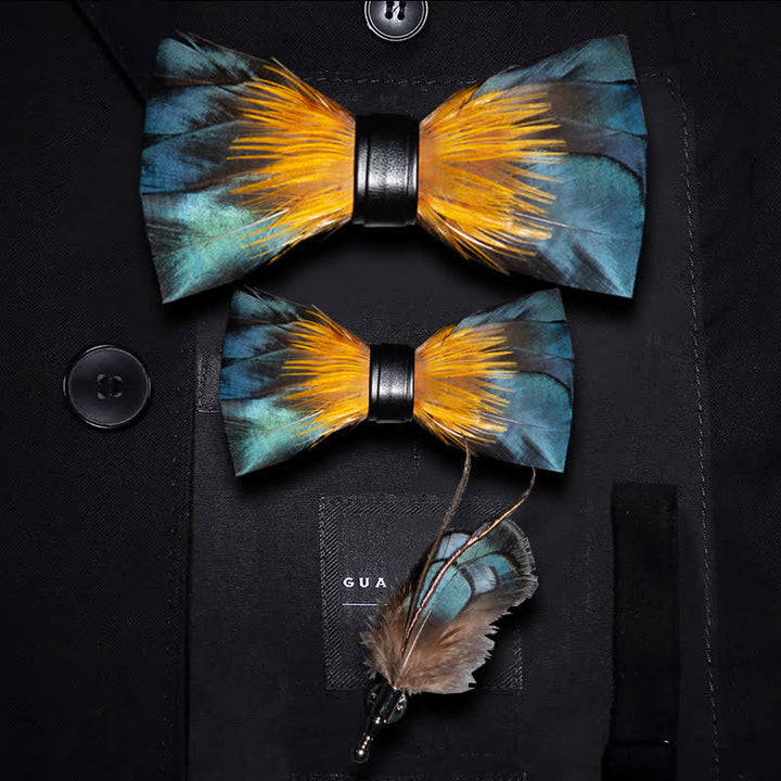 Pajarita infantil con plumas de martín pescador en verde bosque y amarillo y broche de solapa