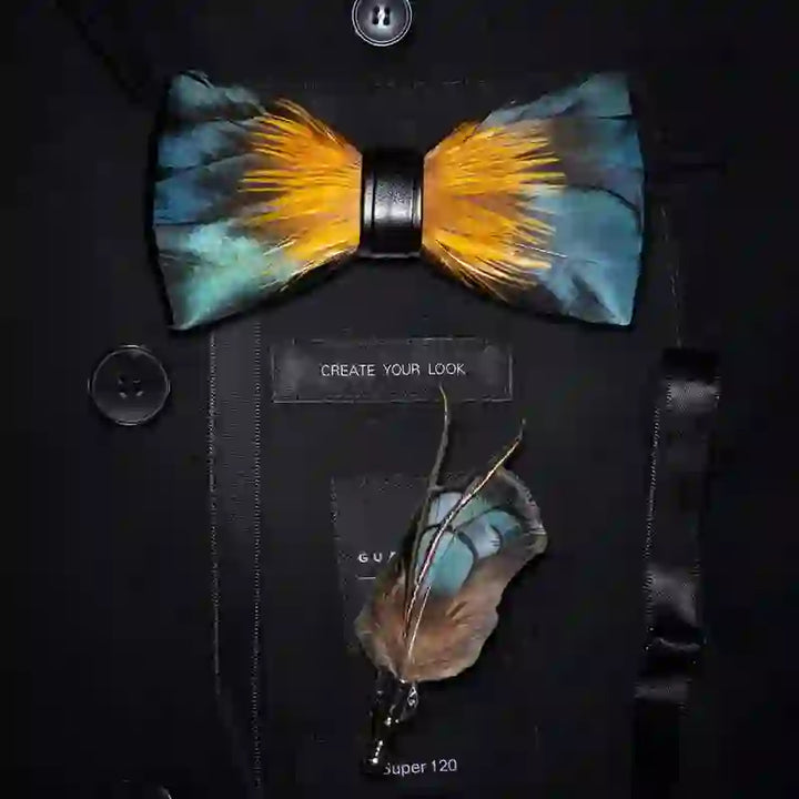 Pajarita infantil con plumas de martín pescador en verde bosque y amarillo y broche de solapa