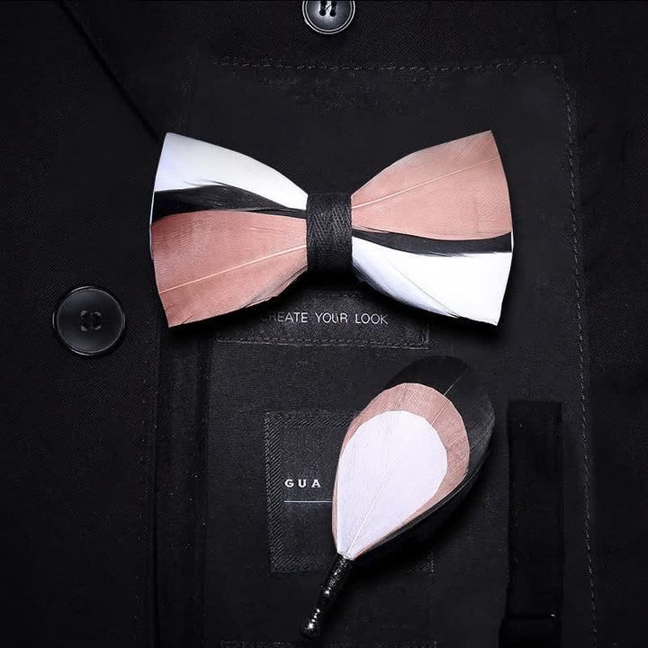 Pajarita con plumas onduladas en rosa pálido y blanco para niños con prendedor de solapa