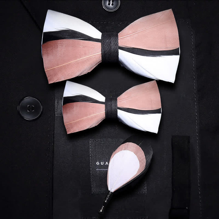 Pajarita con plumas onduladas en rosa pálido y blanco para niños con prendedor de solapa