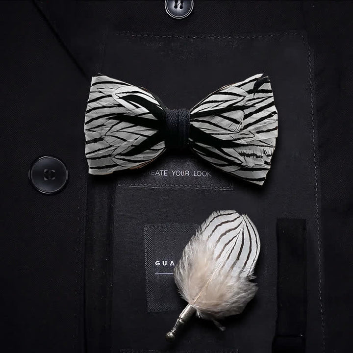 Pajarita con plumas y rayas de cebra en blanco y negro para niños con prendedor de solapa