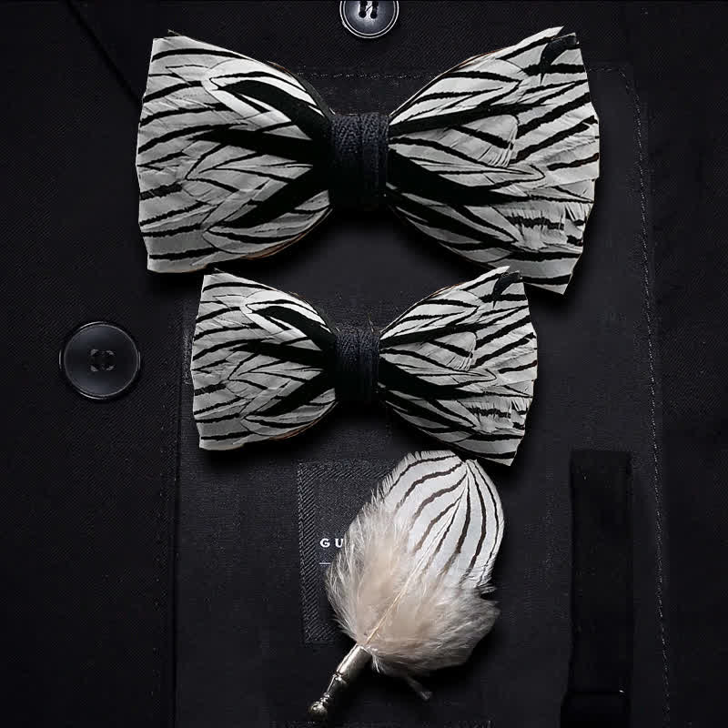 Pajarita con plumas y rayas de cebra en blanco y negro para niños con prendedor de solapa