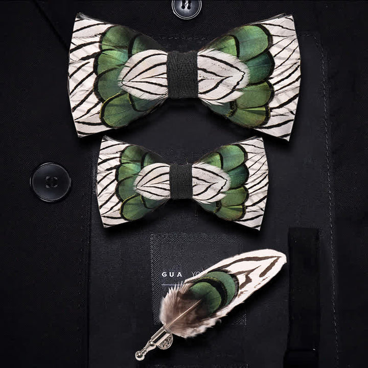 Pajarita infantil con plumas de bosque en verde y blanco y broche de solapa