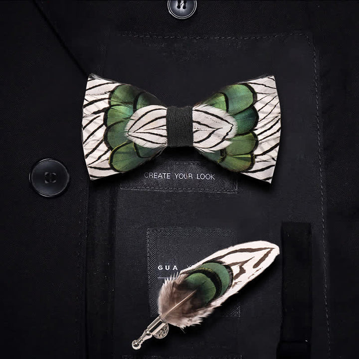 Pajarita infantil con plumas de bosque en verde y blanco y broche de solapa