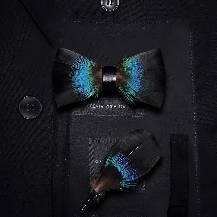 Pajarita de plumas versátil para niños en negro y azul con prendedor de solapa