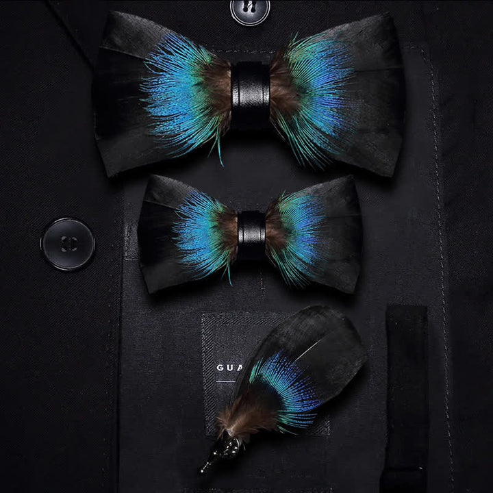 Pajarita de plumas versátil para niños en negro y azul con prendedor de solapa