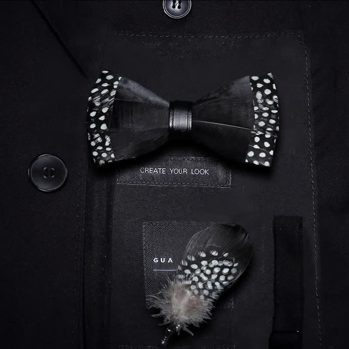 Pajarita de plumas con lunares negros para niños y broche de solapa