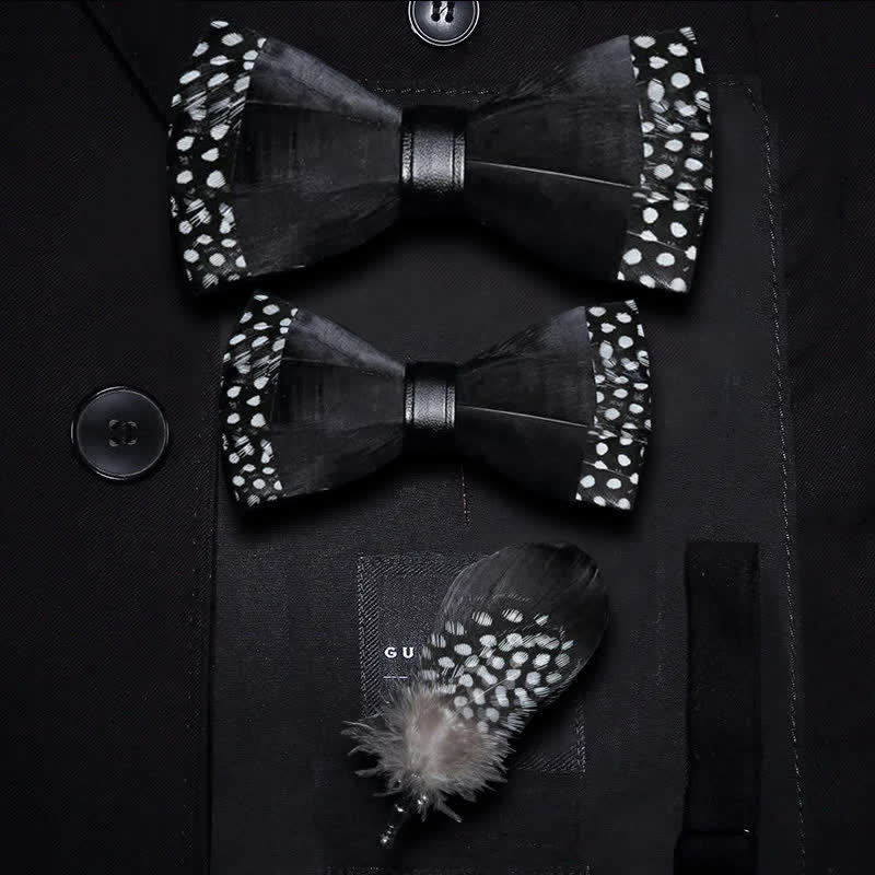 Pajarita de plumas con lunares negros para niños y broche de solapa