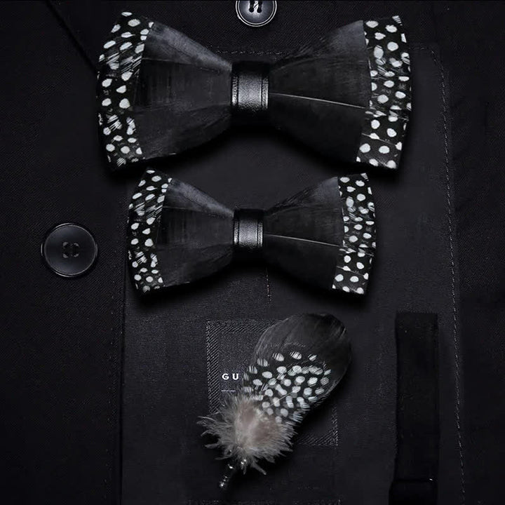 Pajarita de plumas con lunares negros para niños y broche de solapa