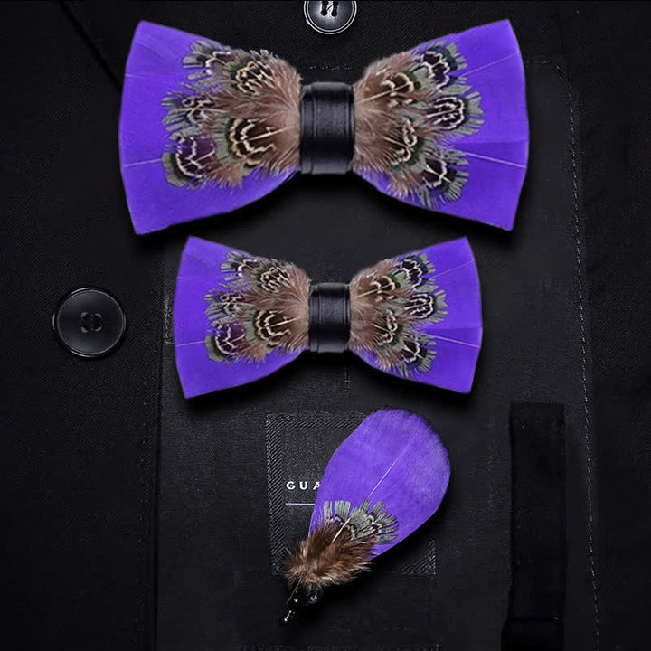 Pajarita elegante para niños con plumas de faisán moradas y broche de solapa