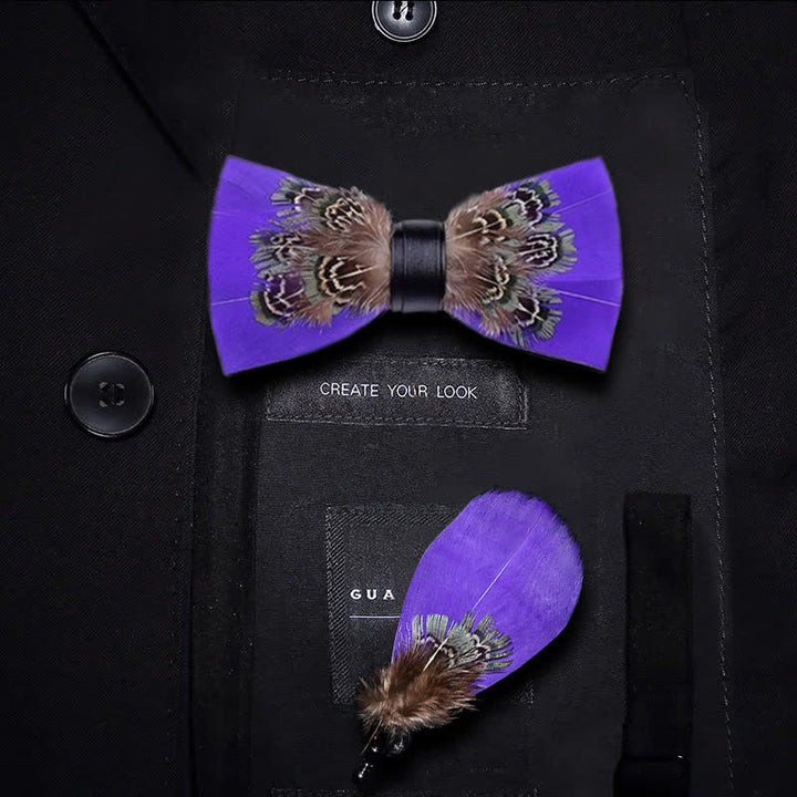 Pajarita elegante para niños con plumas de faisán moradas y broche de solapa