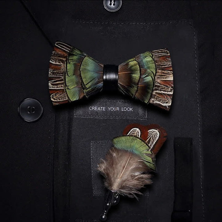 Pajarita infantil con plumas estilo retro de bosque en marrón y verde y broche de solapa