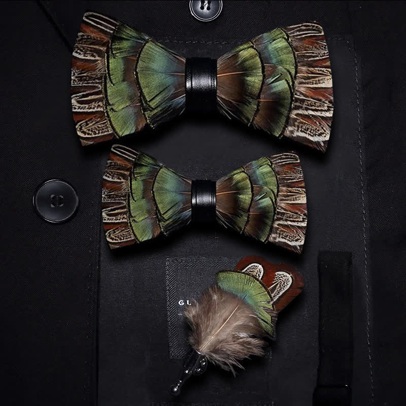 Pajarita infantil con plumas estilo retro de bosque en marrón y verde y broche de solapa