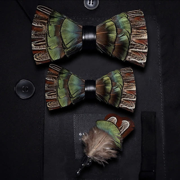 Pajarita infantil con plumas estilo retro de bosque en marrón y verde y broche de solapa