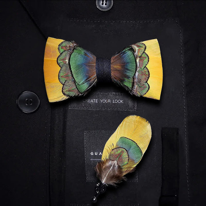 Pajarita infantil con plumas de pavo real de color amarillo brillante y verde y broche de solapa