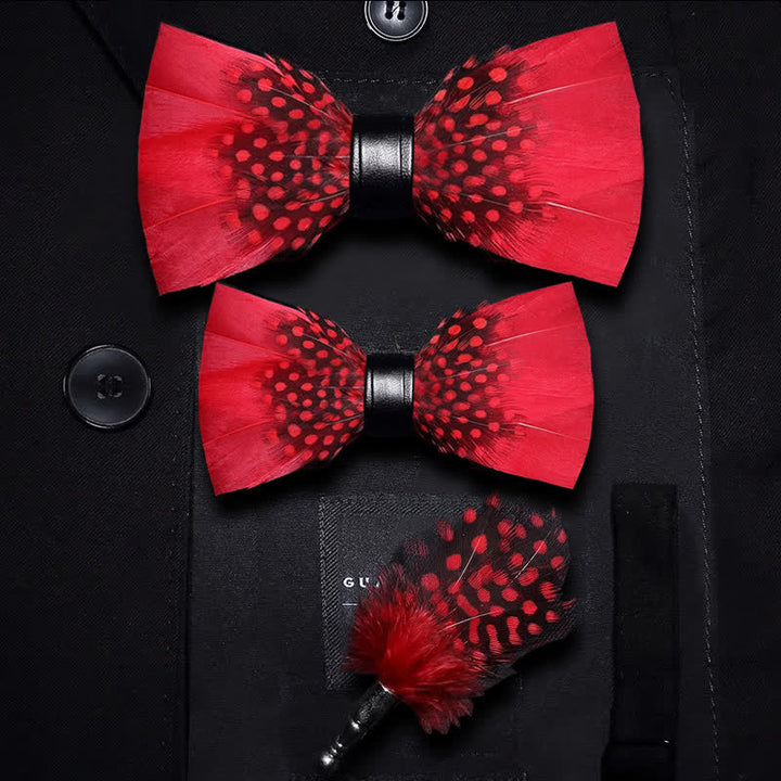 Pajarita con plumas de pinzón rojas y negras para niños con prendedor de solapa
