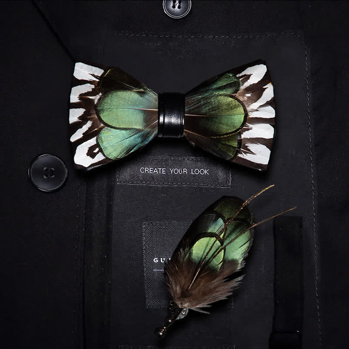 Pajarita infantil con plumas en verde bosque y blanco y broche de solapa