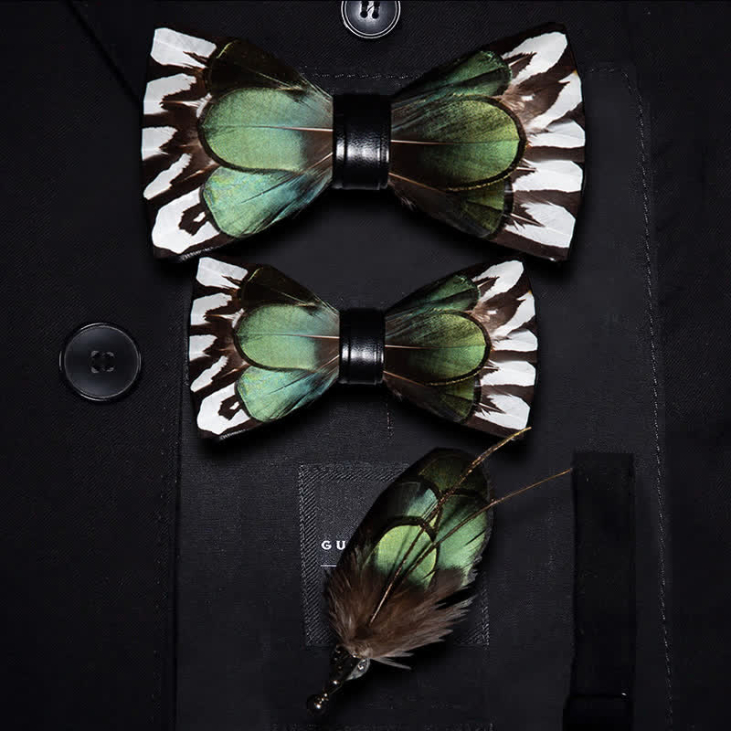 Pajarita infantil con plumas en verde bosque y blanco y broche de solapa