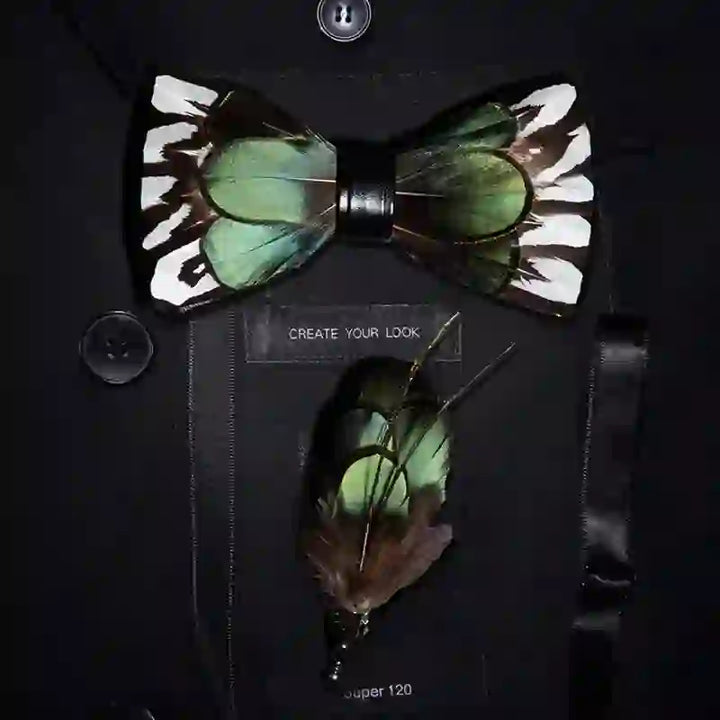 Pajarita infantil con plumas en verde bosque y blanco y broche de solapa